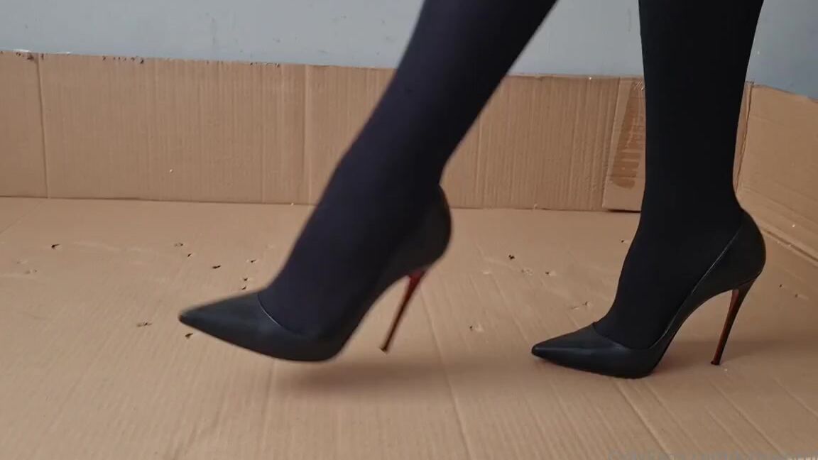 Kats Worn Heels Nicknamed Katswornheels Onlyfans A Free Clip I Recently Made For Yt Crushing And Walking All Over This Huge Box