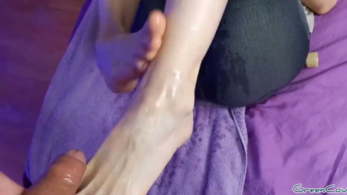 GreenCoup Дрочил мой член на ногах, я мочился на них и кончил xHamster Pornhub