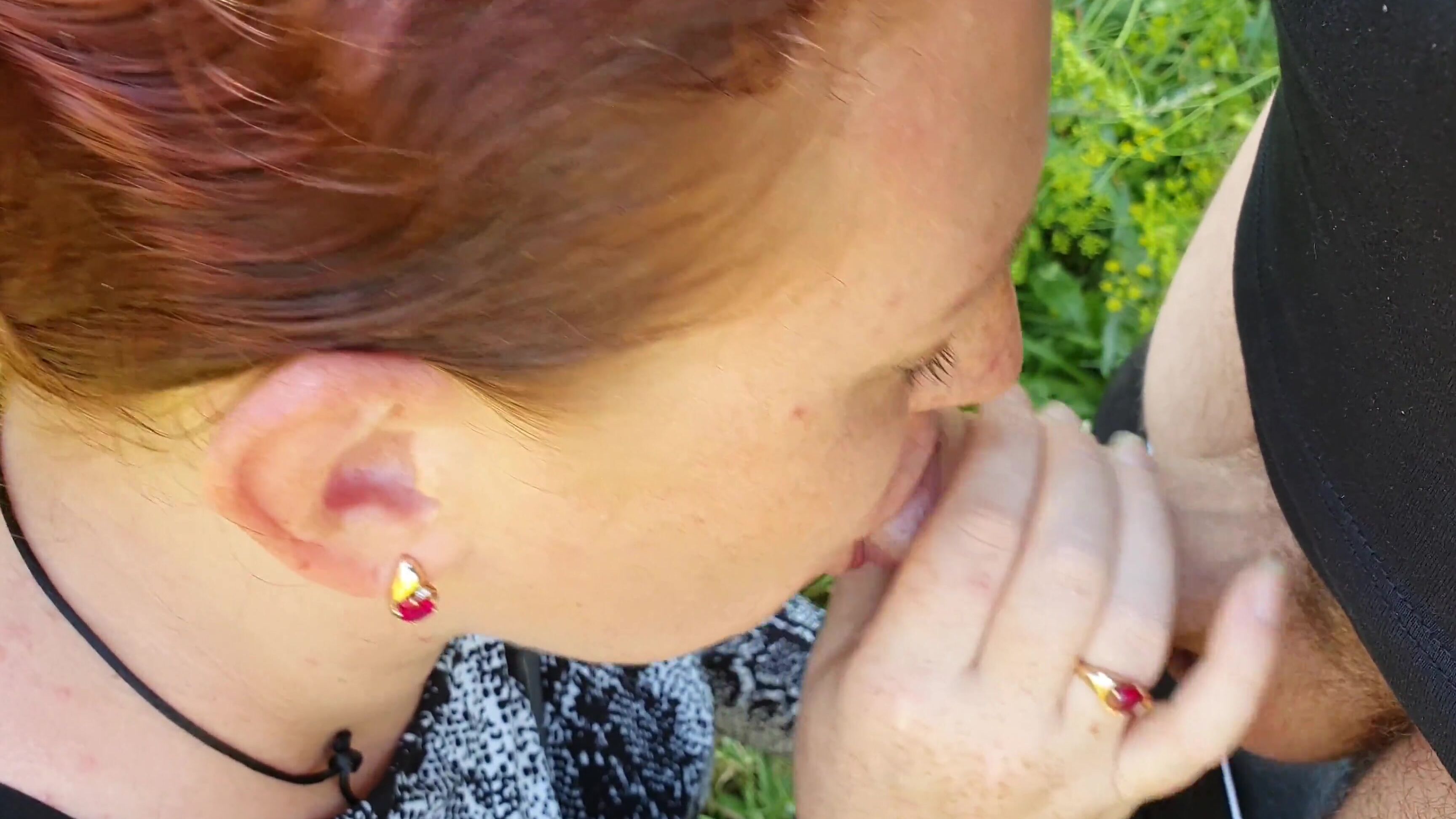 Simon Winternight Рыжая Милфа Сосет У Своей Молодой Подруги В Публичном Парке