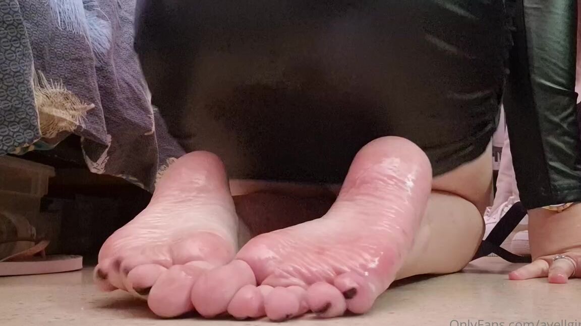 Ayellgirlfeet Nicknamed Ayellgirlfeet Onlyfans Mes Pieds Remplis De Gel Hydratant 1