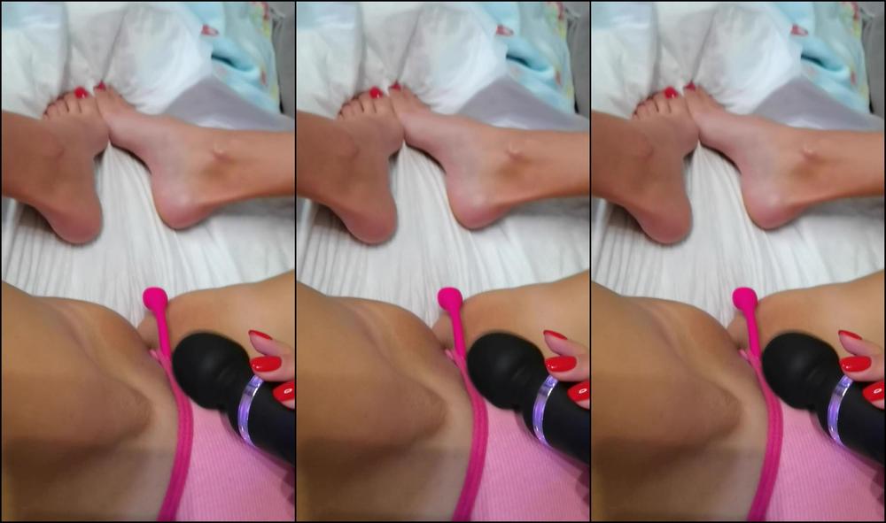 nextdoornurs3-28-09-2021-2232430703-playing-with-my-pussy-rubbing-and-make-my-kitty-squirting-on-my-feet-and-my-red-toes-