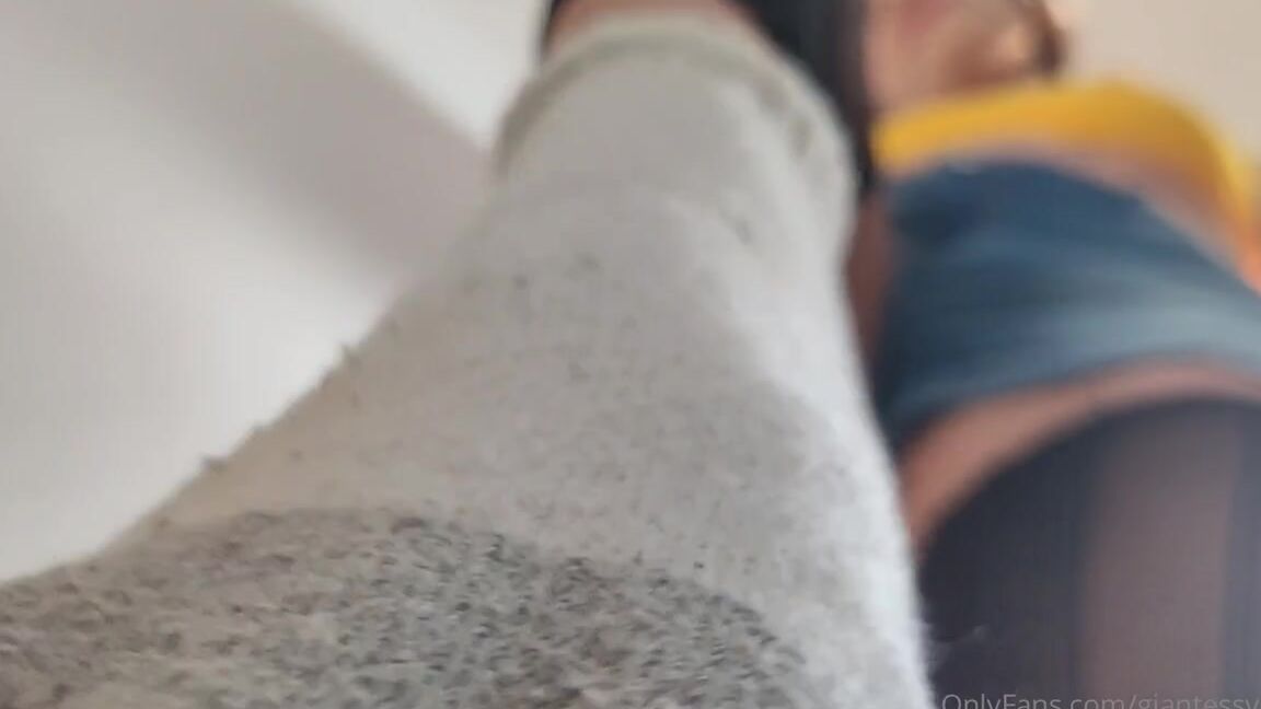 Valery Maxwell Nicknamed Giantessvalery Onlyfans 01 28 2023 Do You Want To Smell My Socks Tiny Man