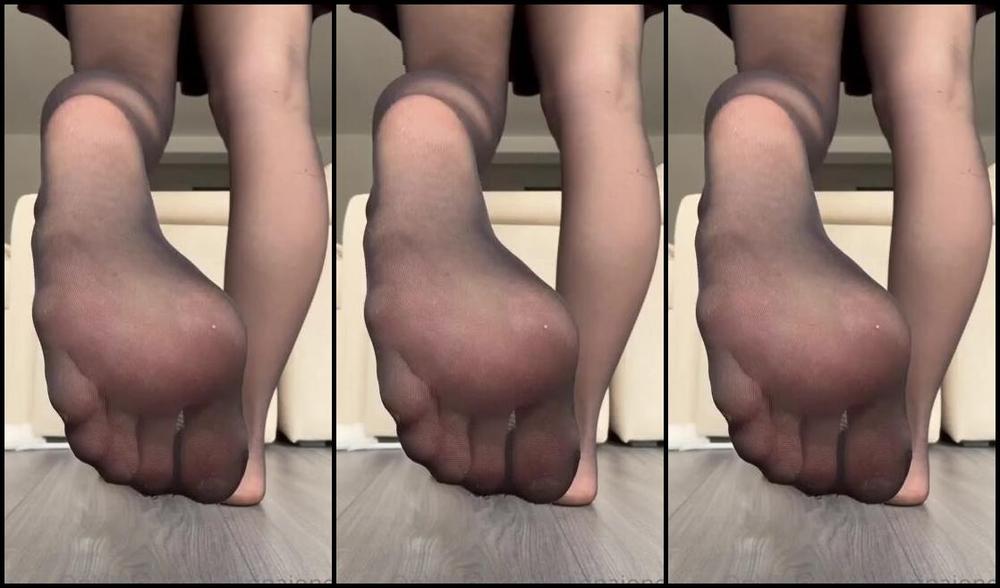 Sarina Jones Nicknamed Sarinajones 08 14 2023 Onlyfans Video Enjoy The View Of Some Soft Soles In Black Pantyhose