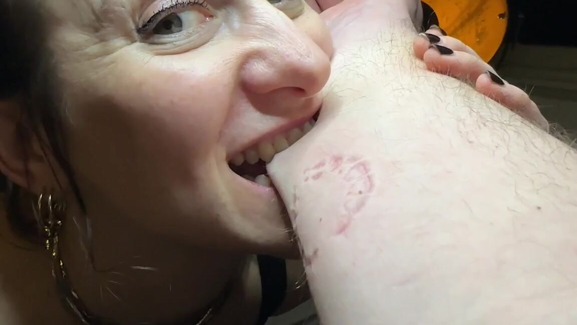 Miss Flora Nicknamed Missfloraberlin Onlyfans See Me Get My Sharp Teeth Into My Biting Sub For The Second Time On Video