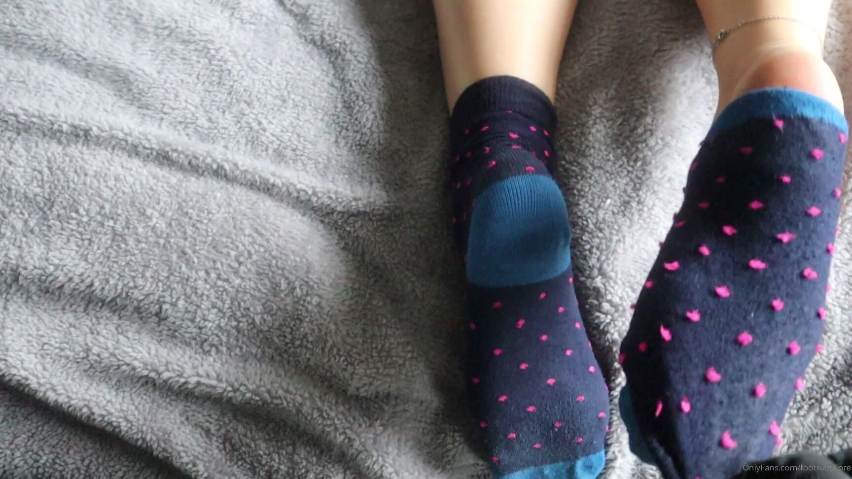 Footsiegalore Someone S Peeling Footsie S Socks Off