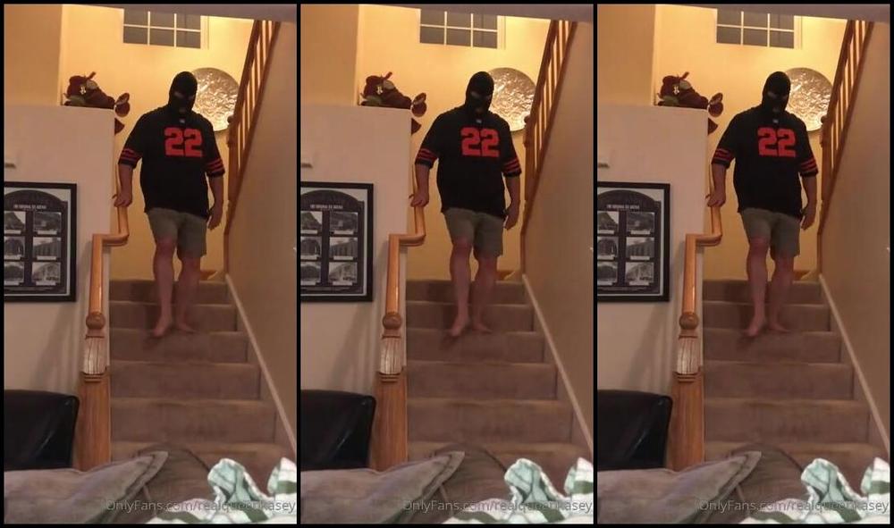 Queenofmean Nicknamed Realqueenkasey 09 24 2019 Onlyfans Video Making My Loser Slave Cheer For My Favorite Team Against His Fav Team Chastity Pom Poms