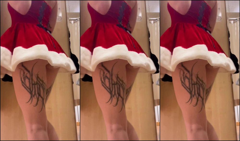 Cybercoxx 2712347122 12 10 2022 Cosa C Sotto La Gonna Di Babbo Natale