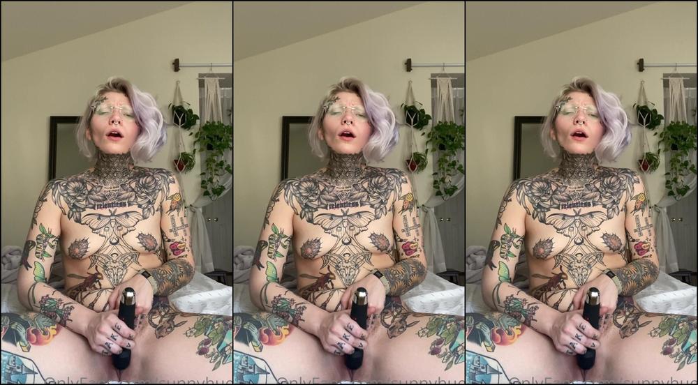 sunnyhues-22-03-2021-2061720277-this-orgasm-made-my-abs-so-sore-and-i-got-sooooo-sweaty-