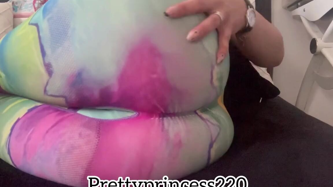 Prettyprincess220 03 27 2024 Onlyfans Video Farts In Colored Leggings My Farts Seem To Make Bubbles