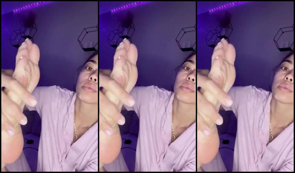 Bookiiie Nicknamed Lookmeupbookiiie Onlyfans Kissing And Smelling My Big Feet Feet