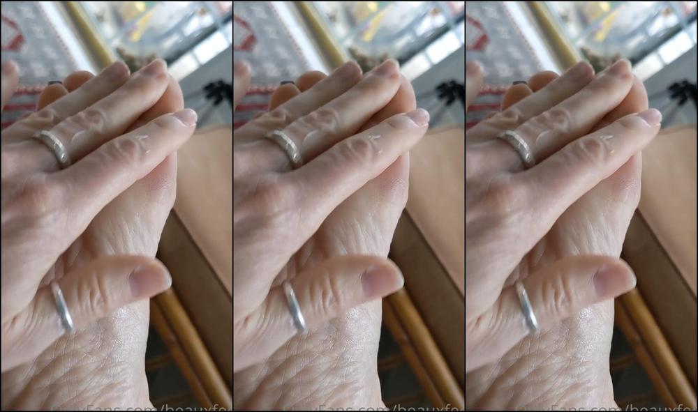 Beauxfeet Here S A Nice Long Video Of My Toes And Soles Rubbing In Some Lotion And Massaging Them