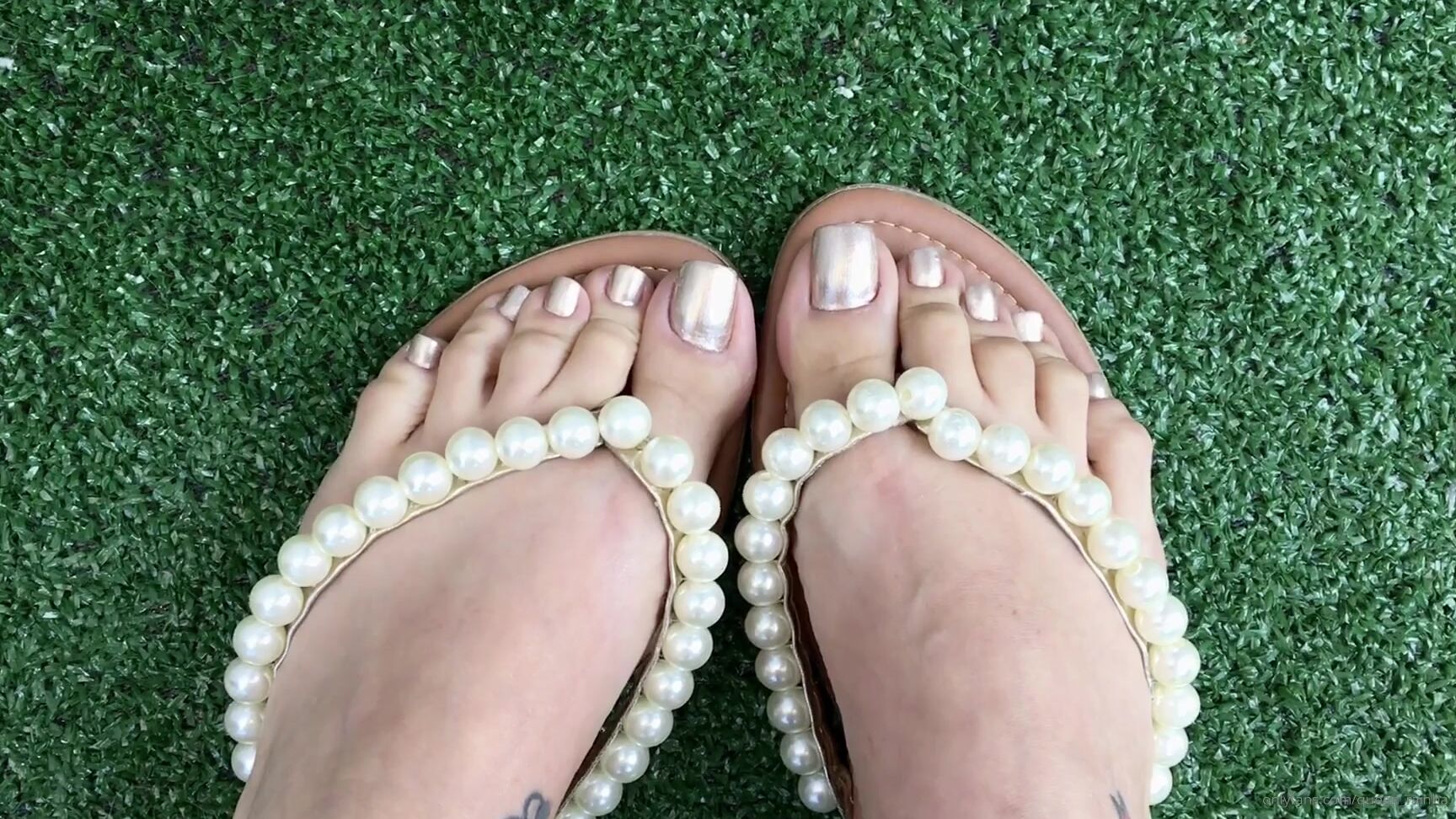 Queen Rainha Come Kiss My Feet Come