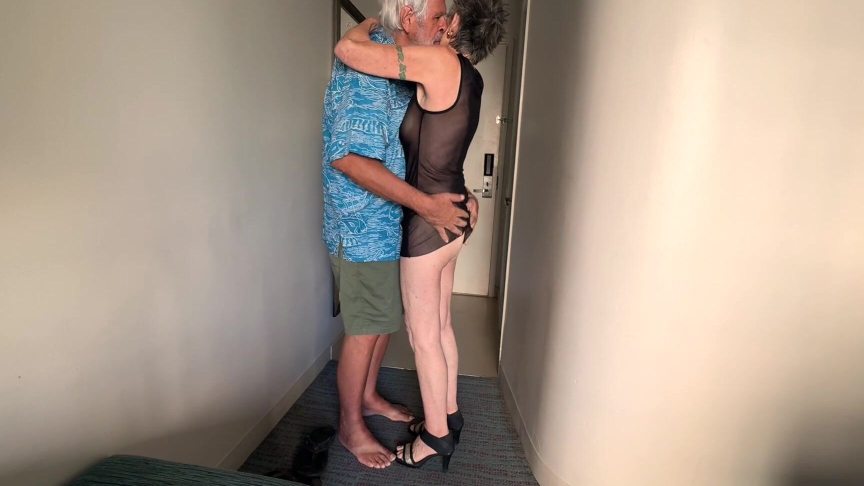 "FromThisNight" Meetup, Hotel Meet Up, Meet Up, Sex Worker, Milf Undressing, Undressing, Old Man, Suggest FromThisNight A knock and there s a gentleman caller at the door Sorry no sound Pornhub