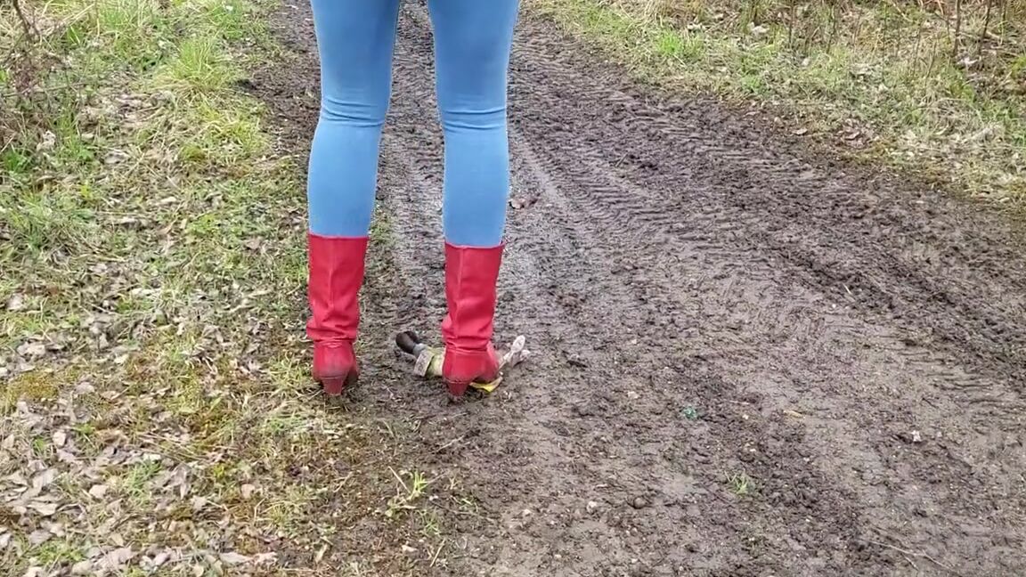 Kats Worn Heels Nicknamed Katswornheels Onlyfans Just Grinding This Poor Helpless Teddy Into The Mud Under My Vintage Heeled Boots