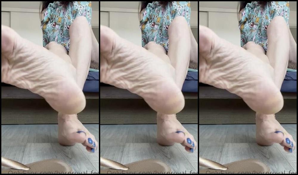Bornroyal Feet Onlyfans I Am Writing An Assignment And It S Really Boring I Notice You Staring At My Feet And I Decide To