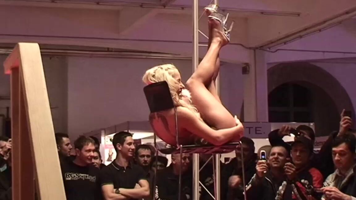 Christinaventura Public Naked Shownomi Melon