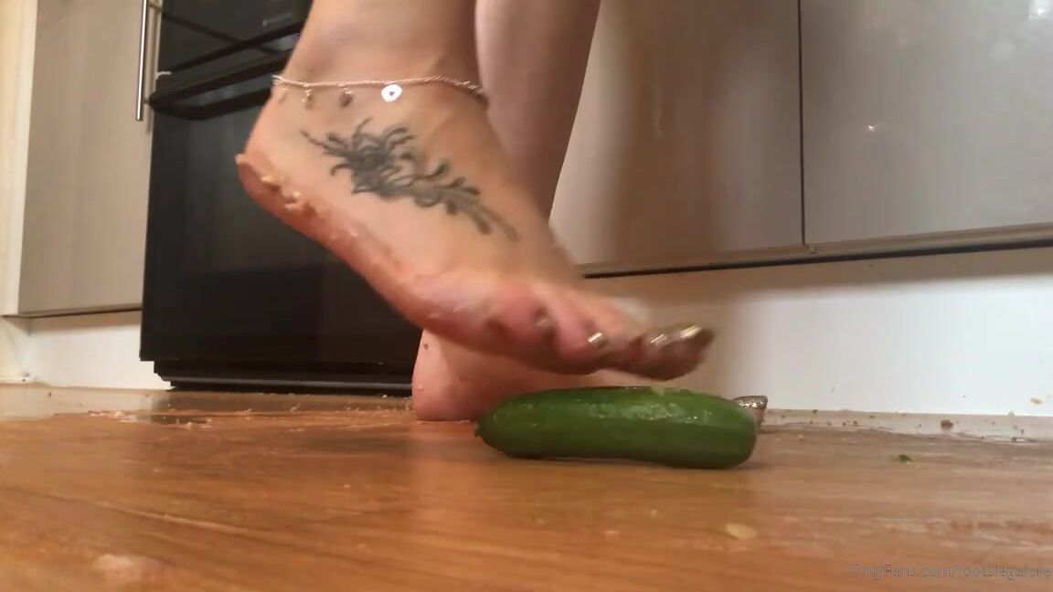 Footsiegalore Onlyfans A Little Bit Of Food Play And Crushing For You My Feel We Re Already Sticky From Crushing A Cheesec