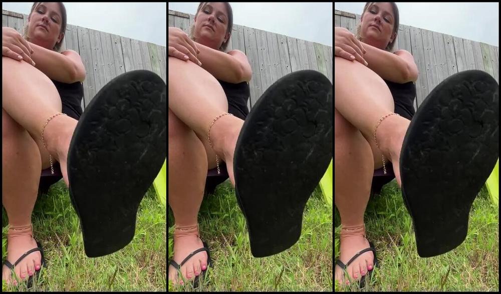 Caroline Aka Feetsiecakes Onlyfans Caught In The Rain Waiting For My Food To Arrive Enjoy My Little Shoeplay While I Was Waiting