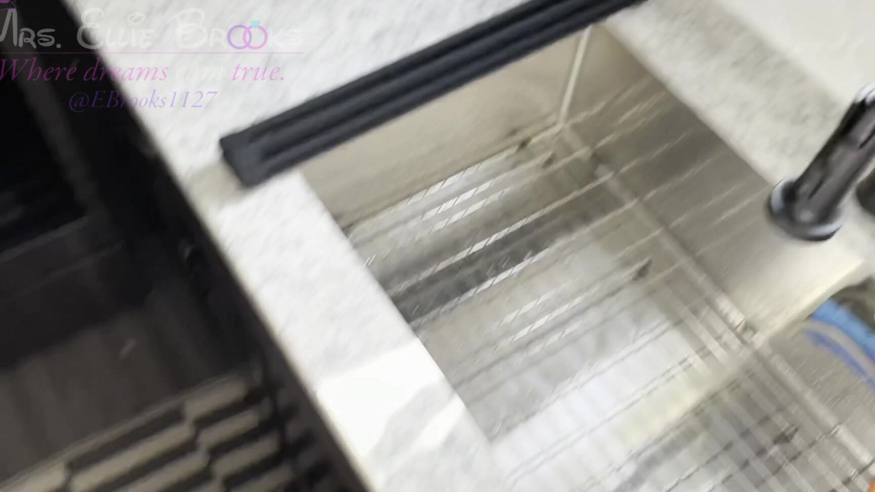 Ellie Brooks Suckfuck Show For The Landscapers