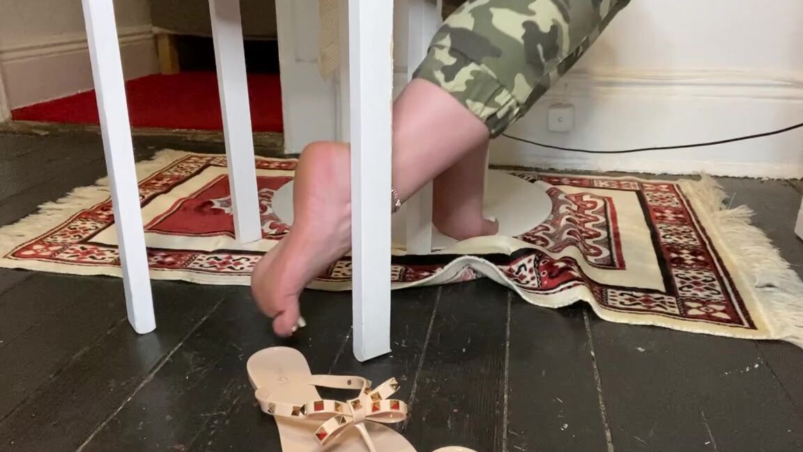 Anushkavelvet Onlyfans Imagine I M A Friend Whom You Haven T Told About Your Foot Fetish One Day You Re At My Place Watc