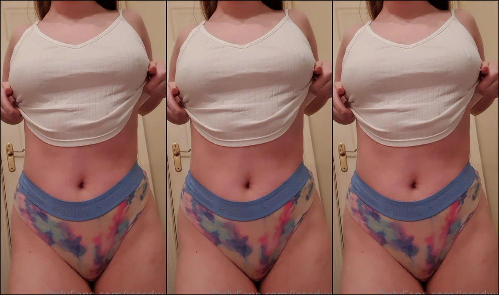 jessdxxx-12-10-2020-1062022855-my-boobs-deserve-to-be-worshiped-also-my-neighbours-definitely-saw-me-film-this