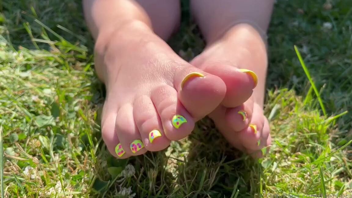 Caroline Aka Feetsiecakes Onlyfans Teasing Yellow Toes In The Grass How Long Do You D Think You D Last Before You Moved In To Feel The