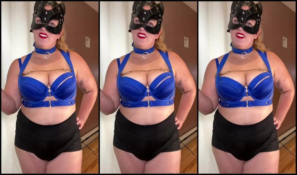 Celia Nicknamed Ceelcee Onlyfans Unboxing This Absolute Giant Cock Xl Crackers From Bad Dragon