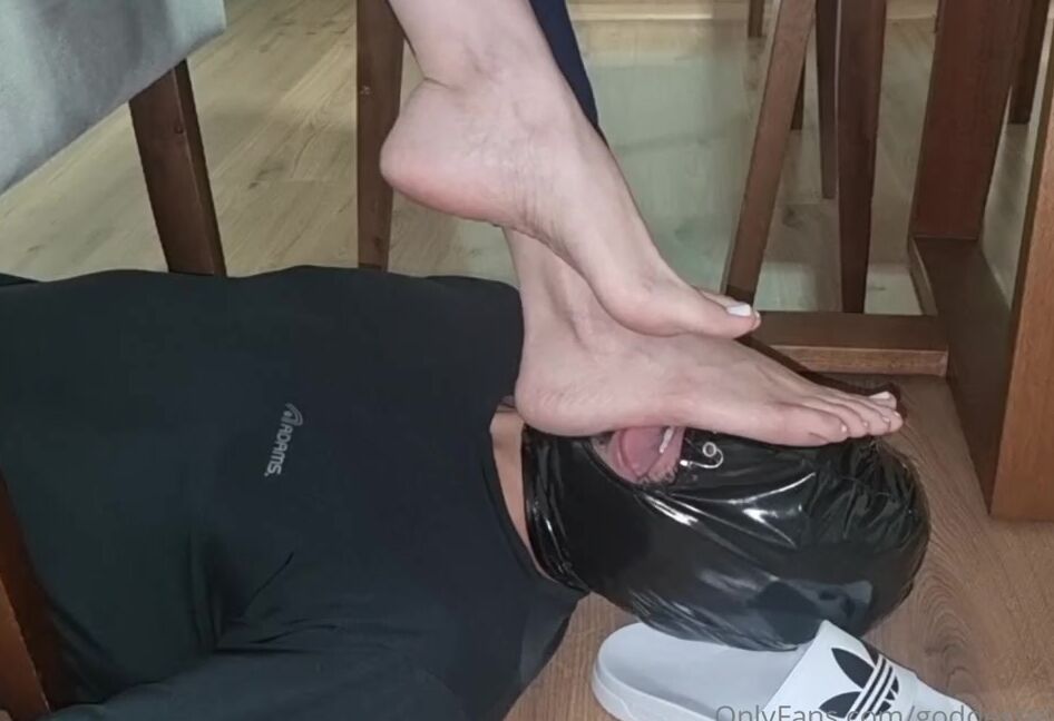 Goddesselisaa Onlyfans You Would Love To Be My Footrest While I Do My Things Wouldnt You