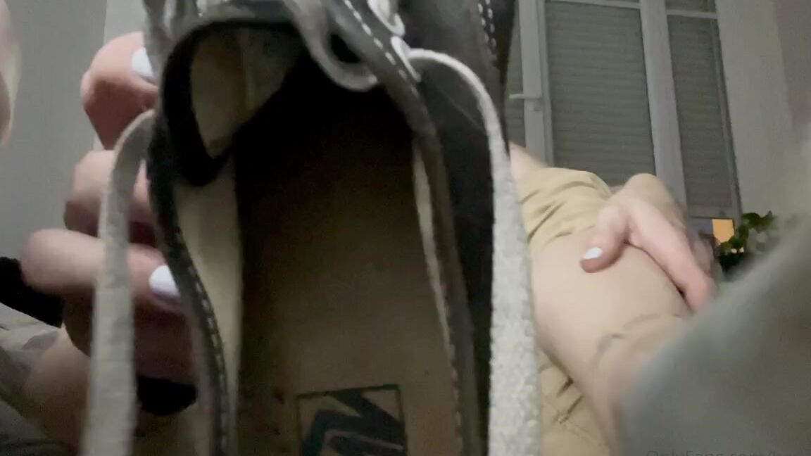 Goddessgaelle Nicknamed Badgaelle Onlyfans Je Te Force Renifler Mes Vans Et Mes Chaussettes 1