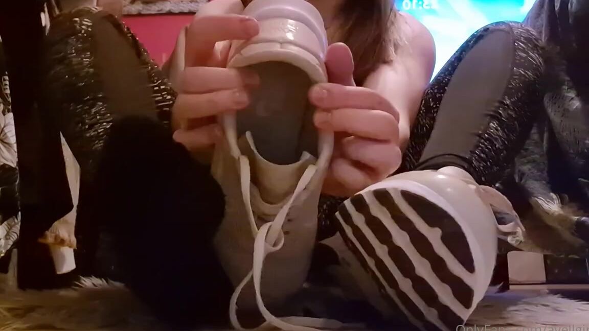 Ayellgirlfeet Nicknamed Ayellgirlfeet Onlyfans Mes Pieds Transpirent Aprs Le Sport Et Je Finis Par Guider Ton Orgasme My Feet After Training 1