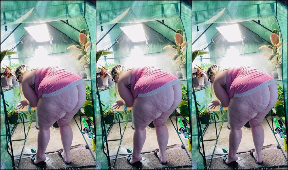 Snowycakesy Hey Loves If Your Into Watching Me Do Things I Bend Over To Water My Plants And Everyth