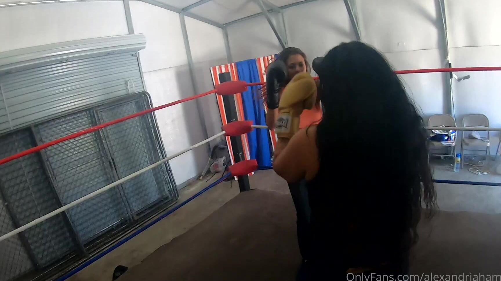 Alexandriahamilton 651738398 08 05 2020 Tight Jeans Boxing Gloves Now This Is How You Settle A Traffic Dispute