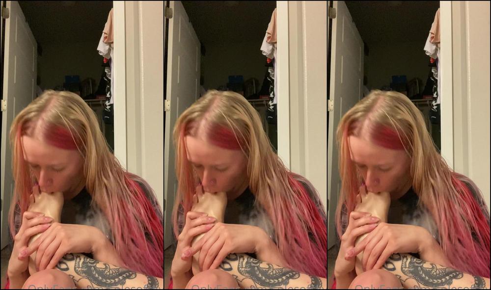 Solesofskye Watch Me Worship And Sniff My Sweaty Feet I