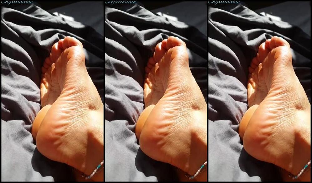 Sofiastoe Aka Sofiastoes Onlyfans Playful Feet Read To Tease You And Play With You