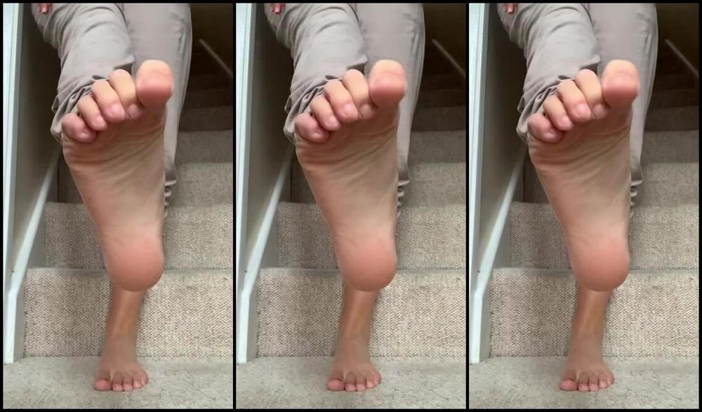 Miss Emma Rose Nicknamed Emmaemmarose Onlyfans You Will Wait At The Bottom Off The Stairs For Me Every Morning And Greet Uz