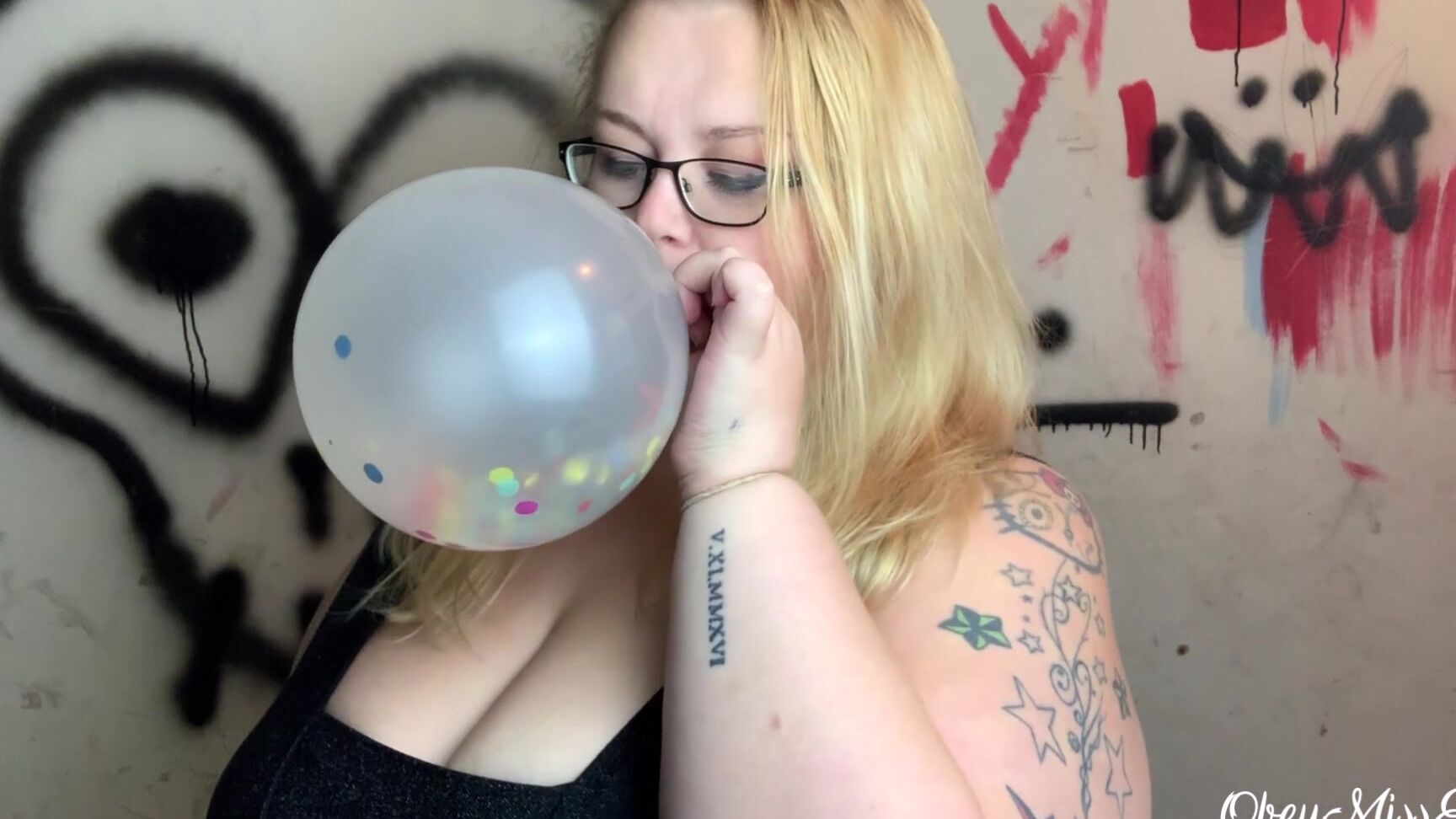 Obeymisselle Video Confetti Balloon Pop Br Br I Ve Got A Special Surprise For Y