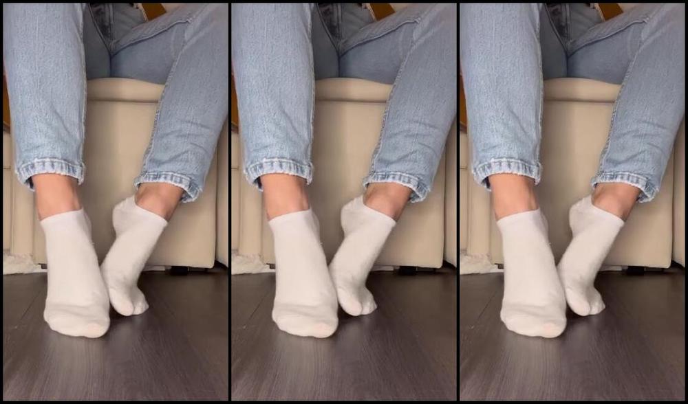 Sarina Jones Nicknamed Sarinajones 02 08 2025 Onlyfans Video Do You Want Me To Take Off These Dirty White Sneaker Socks Of Course You Do