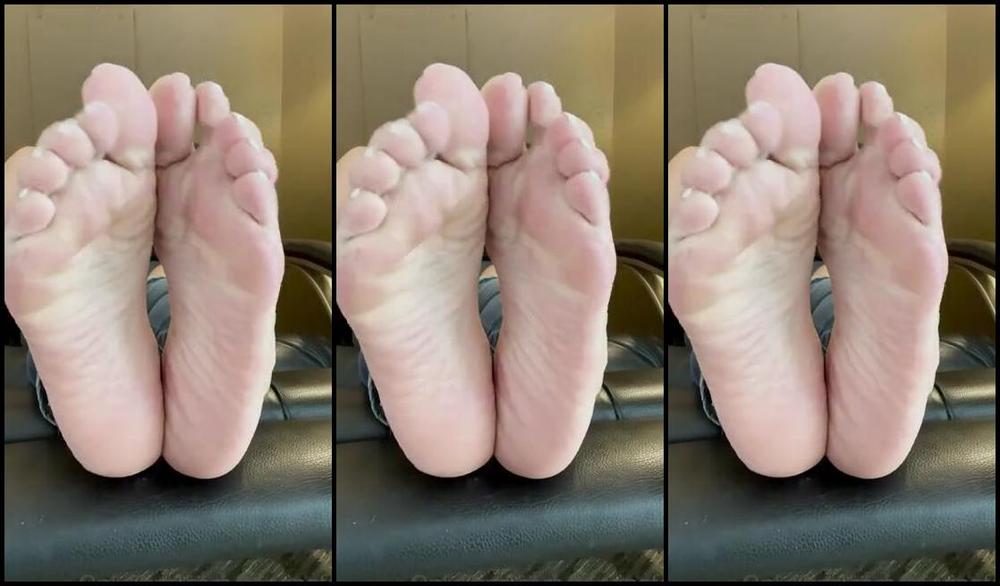 Servingbarefeet Aka Servingfet Onlyfans Having A Whole Conversation With My Friend While I Let U Peep My Feet What A View
