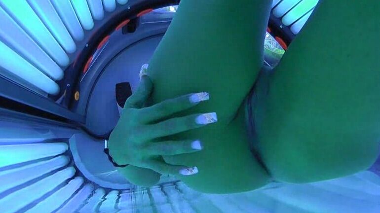 Aileen Taylor - Spanner unter der Sonnenbank MyDirtyHobby