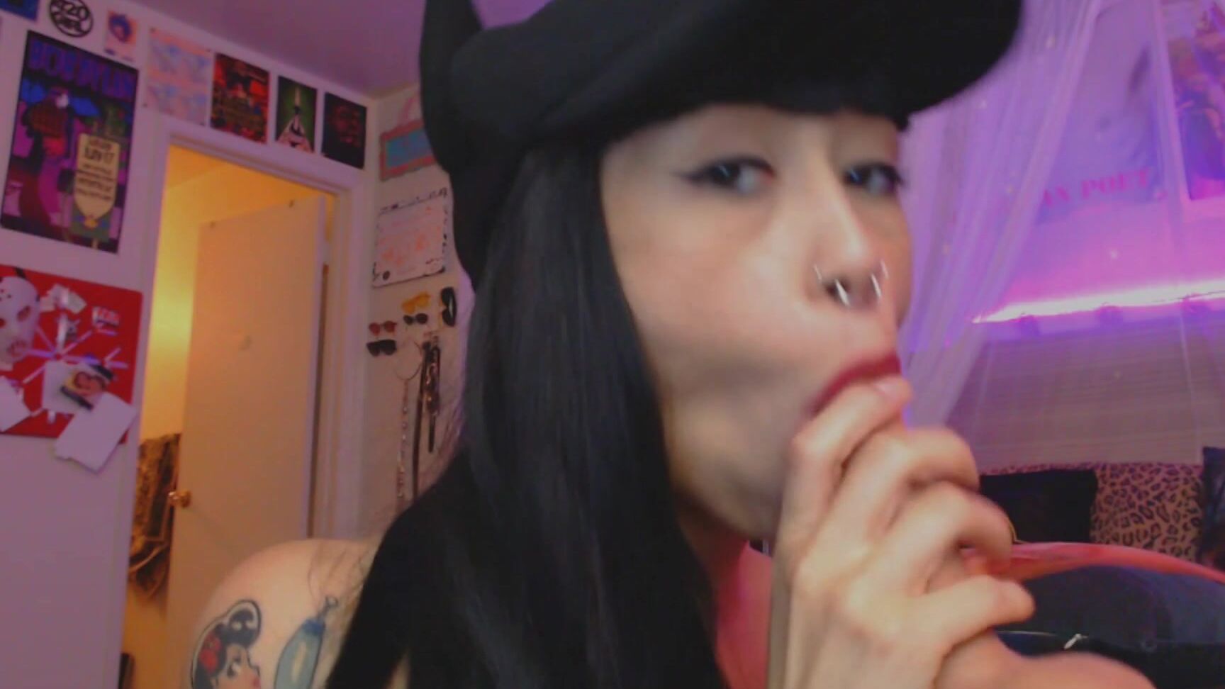 Lisathesuccubrat Pretty Girl Sucks Dildo With Eye Contact