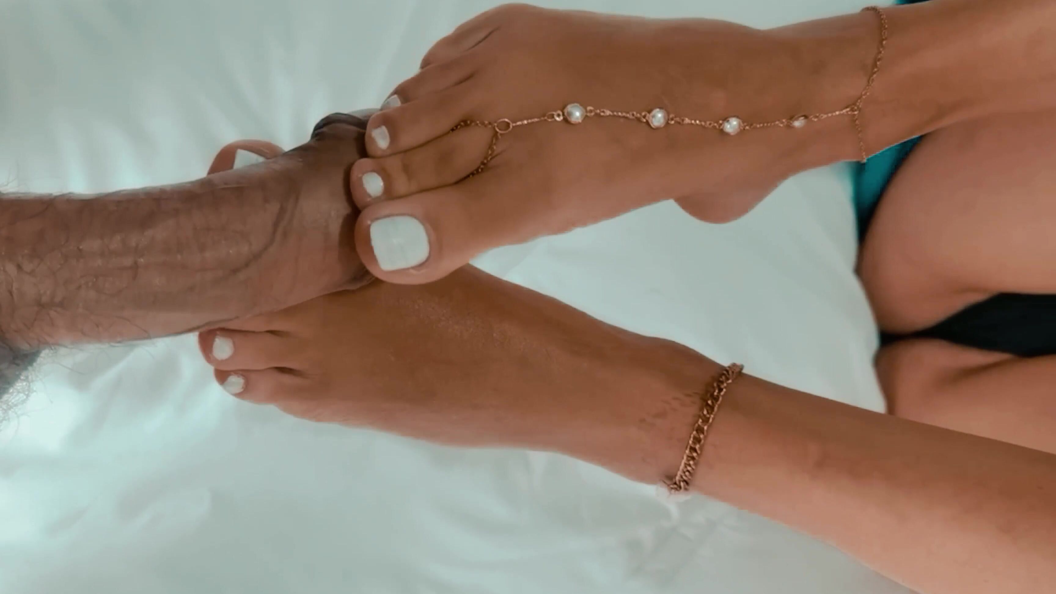 Anna Jones Muslin Milf Give you a FootJob 4K Manyvids