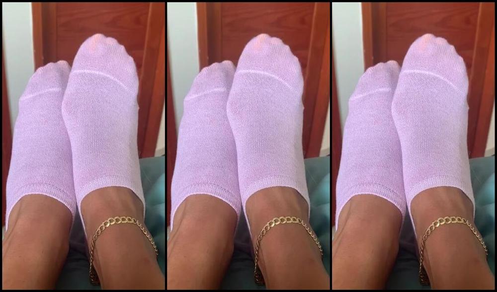 Queen Yessenia Nicknamed Queenyesseniasfeet Onlyfans Light Pink Socks My Big Ass Feet And Long Toes Really Put These Socks To The