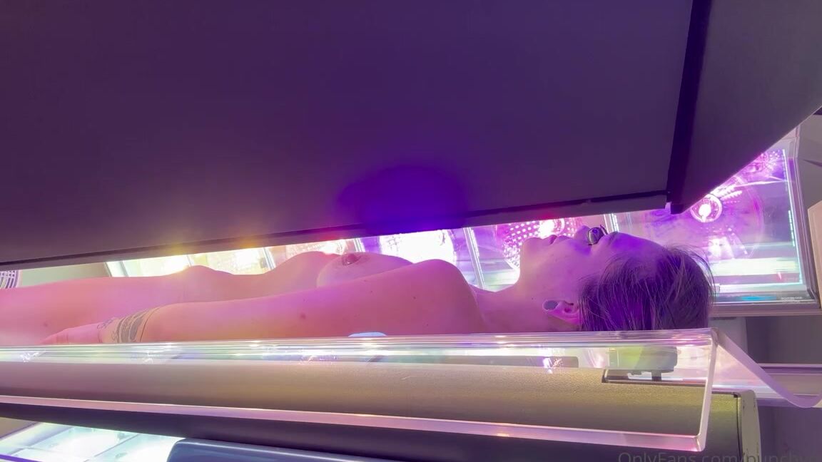 Punchy Mama Nicknamed Punchymama 04 12 2024 Onlyfans Video A Long And Boring Video Of Me Tanning But Its Nice And Relaxing If You Like