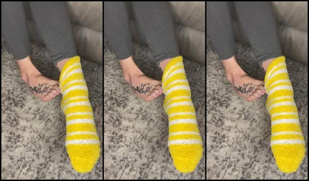Alice Rose Nicknamed Alicerosequeenoftoes 11 22 2022 Onlyfans Video My Feet Are Always Cold And These Fuzzy Socks Are Not Helping Me Much Ill