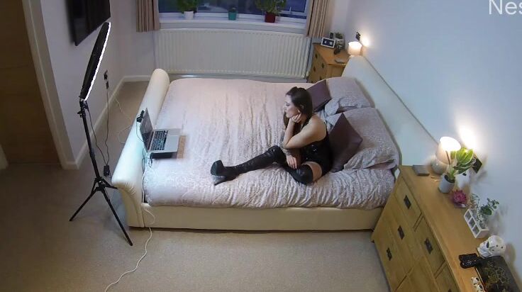 "SuzieLove212" free, latex, long hair, mistress, sexy gamer playing with my friend on cam manyvids