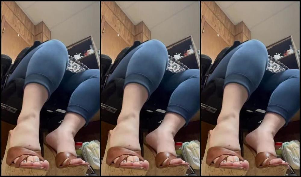 Fattyfeet420 Nicknamed Fattyfeet420 04 08 2024 Onlyfans Video Shoe Play In My Wedges And Jean Leggings