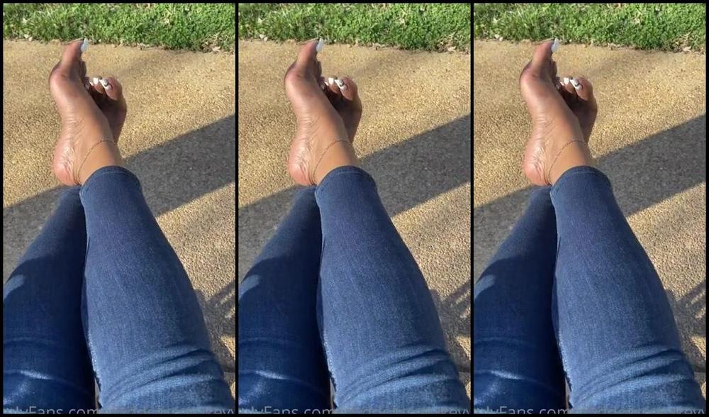 Goddess Smokey Nicknamed Goddesssmokeyyy Onlyfans Playing Making A Show Outside