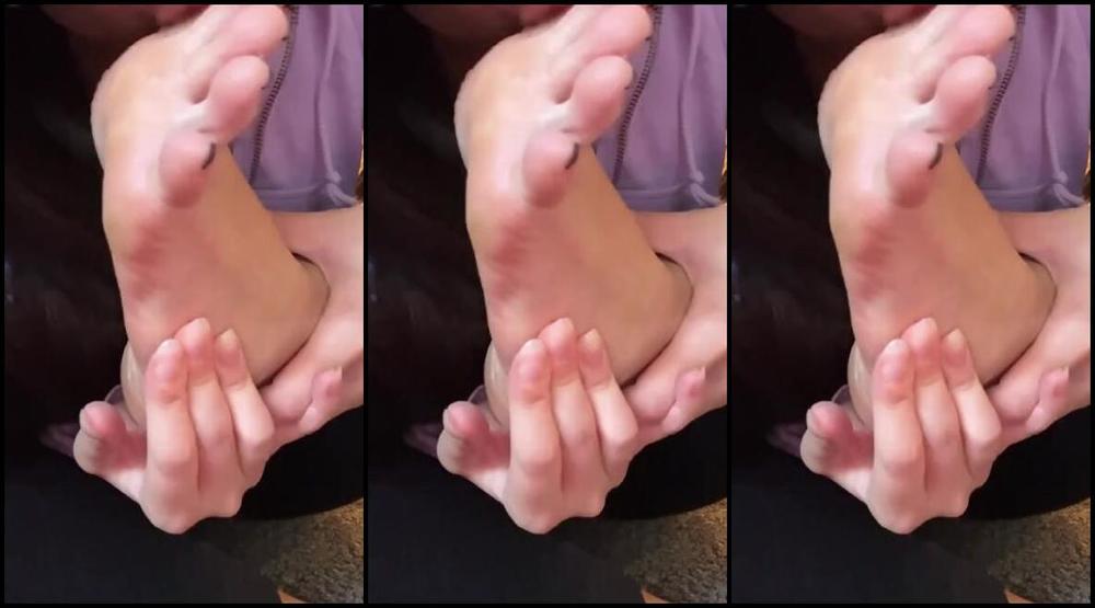 Melaaniexo Nicknamed Littlemelaniexo 11 14 2024 Onlyfans Video Worshipping My Sweaty Feet Wo My Socks