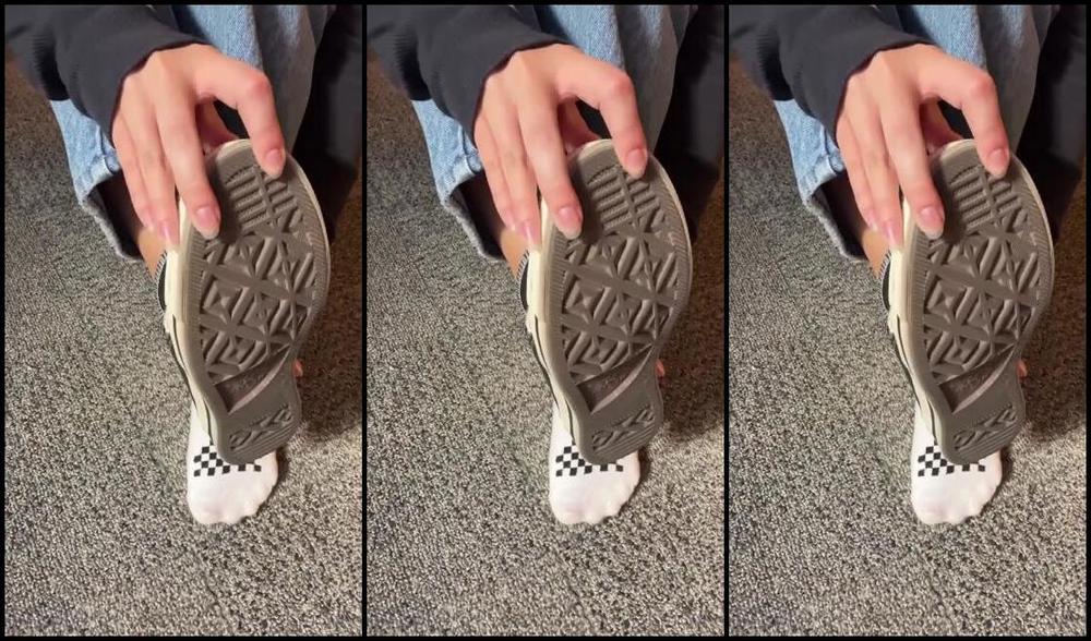 Melaaniexo Nicknamed Littlemelaniexo 10 29 2024 Onlyfans Video Taking Off My Converse After Walking Around Campus All Morning My Feet R Soo Sweatyy