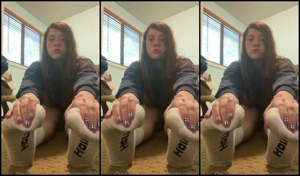 Gaptoothgirl Nicknamed Gaptoothgirl 06 14 2023 Onlyfans Video My Sweaty Feet After Dance Class Take A Look